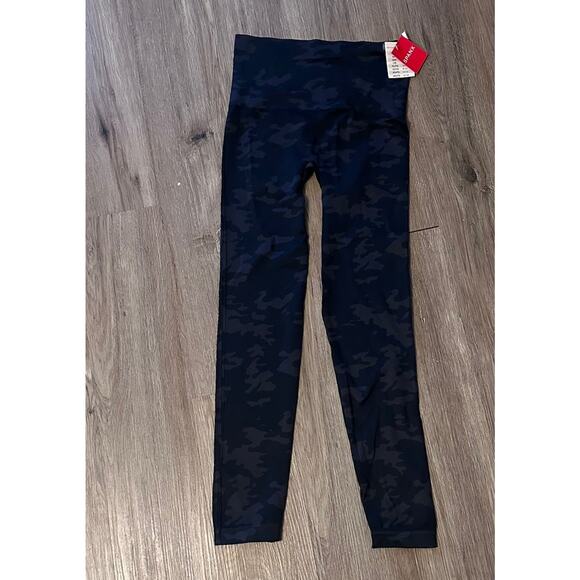 NWT Spanx Look At Me Know Gray and Black Camo Seamless Leggings in Size Large - Picture 2 of 6